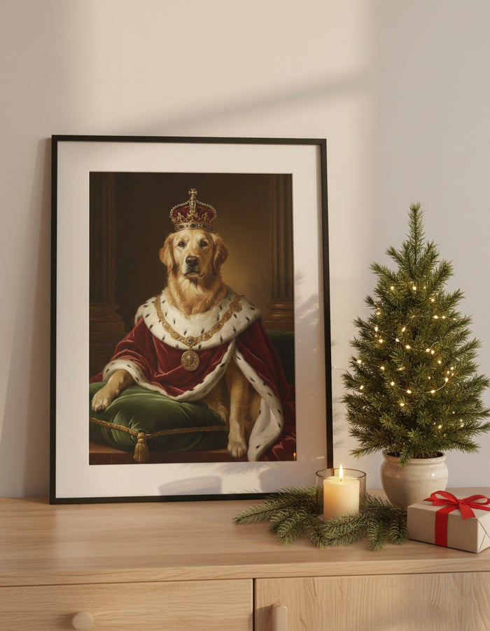 Portræt af en golden retriever som Kongen som indrammet plakat ved siden af et lille juletræ